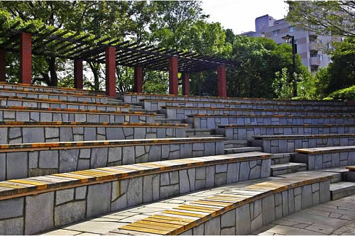 an amphitheater with empty seats 