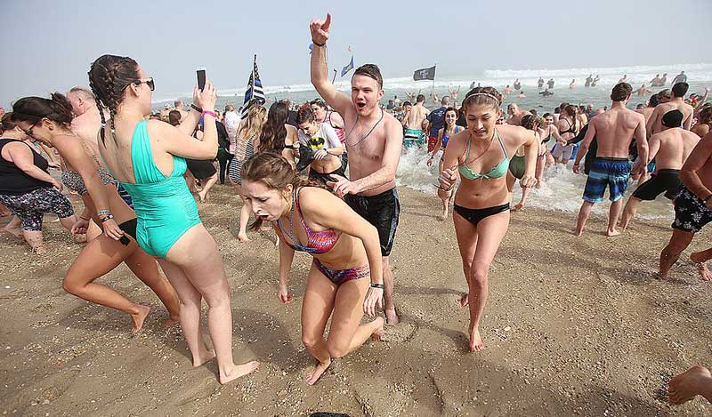 Polar Bear Plunge crowd