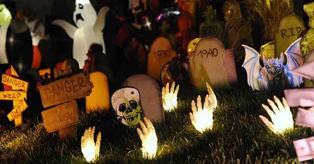 halloween-decoration-on-the-lawn