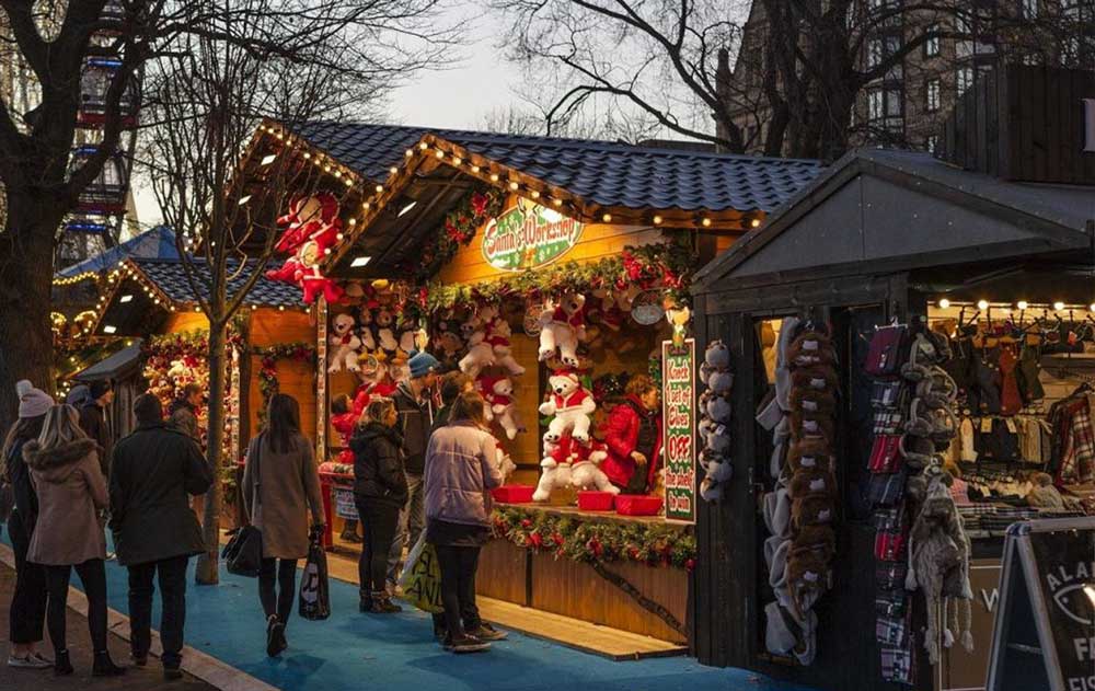 people-at-a-night-Christmas-market
