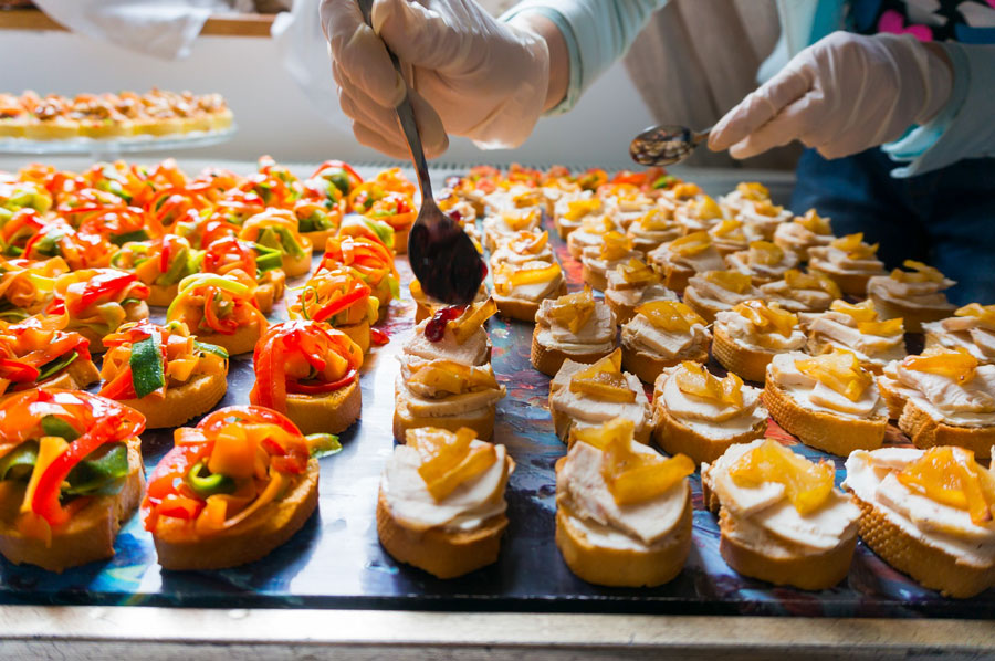 catering-team-making-food-trays