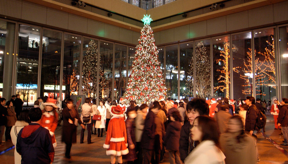 people-outside-looking-at-a-christms-tree-festival