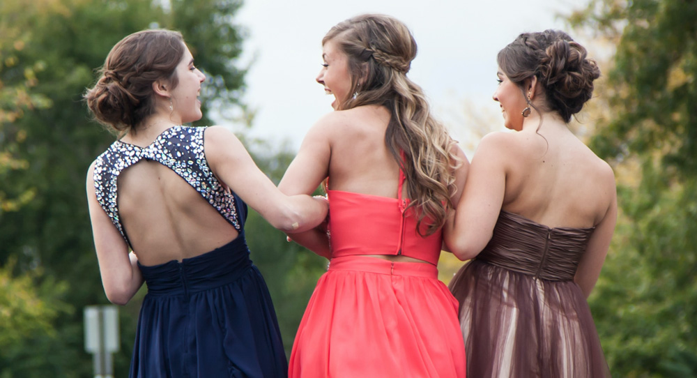 girls-at-prom